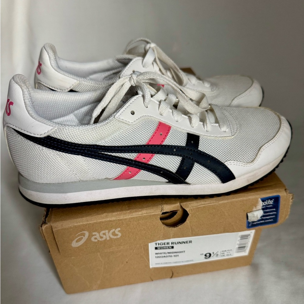 Asics women’s Tiger Runner Casual Sneakers size 9.5 white midnight Pink